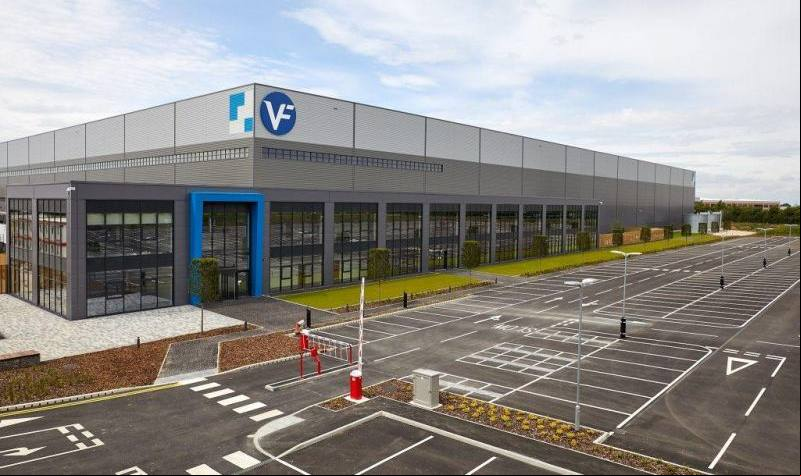 Fundada en 1899, VF Corporation produce, comercializa y distribuye ropa, calzado y rios / Tomada de VF - Linkedince rios