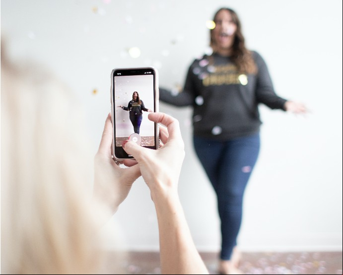 Las redes sociales son muchas veces un quebradero de cabeza para los creadores / Amanda Vick - Unsplash