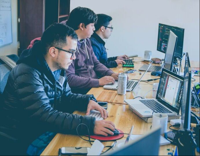 Se está potenciando el vínculo entre stakeholders, mediante una estructura organizativa, con manuales y políticas definidas; lo cual robustece la prestación de servicios que se pretenda realizar. / Álvaro Reyes - Unsplash.