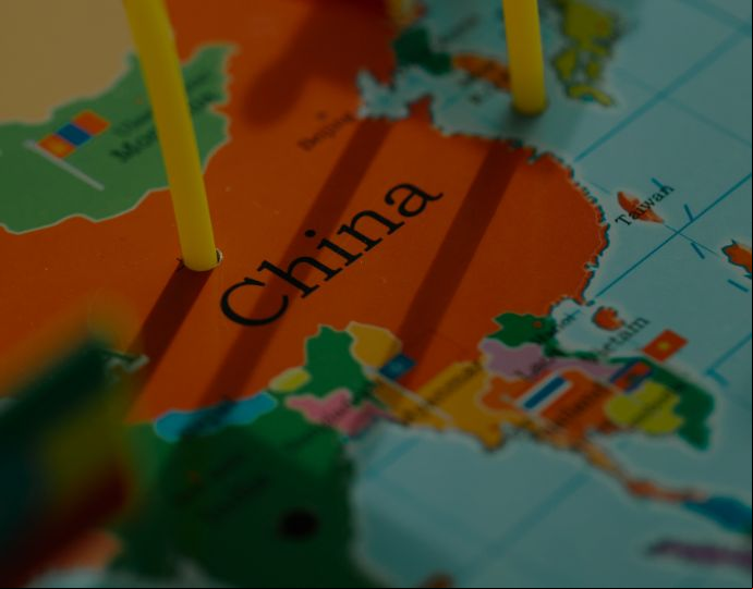 China Plus One, vigente hace más de una década, ya no solo se enfoca en China y otro país asiático, sino en considerar a México candidato ideal para el desarrollo de manufactura. / Canva.