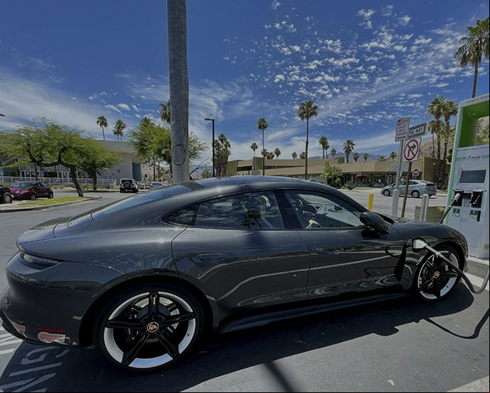 En 2024, las ventas de autos eléctricos se incrementaron 20,5 %, unos 14 puntos porcentuales menos que en 2023./ Unsplashy - Bob Osias.
