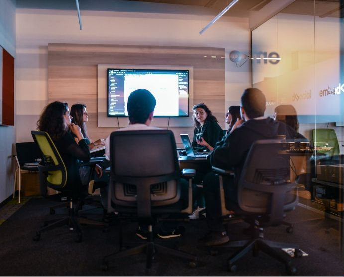 Las inversiones ESG seguirán siendo impulsadas por las preferencias y valores de las generaciones más jóvenes. / EmbedSocial, Unsplash.
