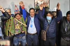 Luis Arce y su vicepresidente, David Choquehuanca (tercero y cuarto de izquierda a derecha), candidatos del Partido Movimiento al Socialismo