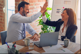Las firmas de abogados deben operar como un negocio y necesitan crear una estrategia para creer. / Freepik