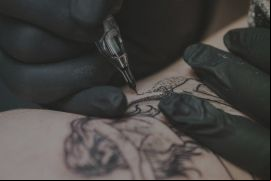 Depende de si el tatuaje es ‘sustancialmente similar’ a otra imagen el determinar si se trata o no de un trabajo derivado no autorizado / Collins Lesulie - Unsplash, Collins Lesulie.