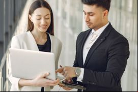 Para cumplir con el RESICO, los contribuyentes deben estar inscritos en el RFC, contar con su firma electrónica y expedir facturas SAT, entre otras condiciones. / Canva.