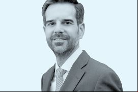 Gonzalo Navarro Ruiz, director del área de regulatorio financiero en Ontier, es la apuesta de la firma para fortalecer su capacidad de servicio integral en el sector financiero global. / Diseño: Miguel Loredo - LexLatin.