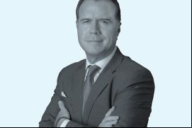 Mario Jorge Yáñez Vega, abogado con una trayectoria de más de 30 años, recién fue nombrado socio de Ramos, Ripoll & Schuster. / Composición gráfica - Miguel Loredo / LexLatin.