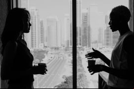 En la región hay diversas iniciativas encaminadas a impulsar la promoción de más mujeres en puestos de decisión./ Unsplash - Emma Dau.