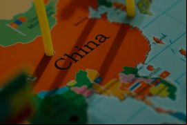 China Plus One, vigente hace más de una década, ya no solo se enfoca en China y otro país asiático, sino en considerar a México candidato ideal para el desarrollo de manufactura. / Canva.