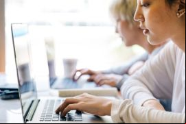 ONU Mujeres reporta que cerca del 40 % de las mujeres ha sido víctima de violencia de género en ecosistemas digitales que operan en Internet. / Canva.