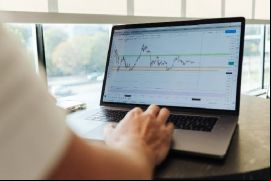 En el Mercado Abierto Electrónico se transan títulos de renta fija y variable, monedas, tasas de interés, pases y derivados, entre otros activos./ Unsplash - Jason Briscoe.