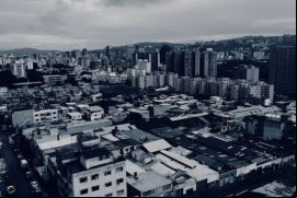 El próximo ocupante del Palacio de Miraflores deberá renegociar una deuda en default para poder obtener dinero fresco./ Unsplash, Jonathan Mendez.