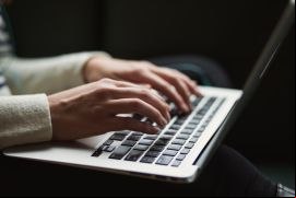 Implementar los incentivos adecuados es una forma efectiva de motivar a los profesionales / Unsplash; Kaitlyn Baker.