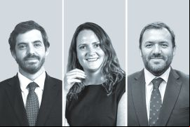 Cristián Carpentier, de Anrteaga Gorziglia (izquierda); Guadalupe Orrego, de Aninat Abogados, y Francisco Cárcamo Valdés, de Lathrop Mujica Herrera & Diez.