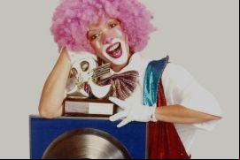 Gianna Lodi con el premio Ronda y el Disco de Oro por Ki Ki Kí - Co Co Có / Wikimedia Commons.