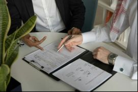 La diligencia debida (due diligence) es un proceso crítico en cualquier operación de fusión o adquisición (M&A)./ Unsplash - Amina Atar.