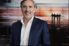 "En el Perú, además de la crisis sanitaria, se sumó una crisis política que por primera vez empezó a cuestionar el modelo económico", refiere Olaya.