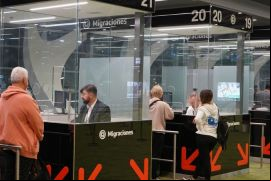 El DNU establece nuevos requisitos para acceder al permiso de residencia y a la obtención de la ciudadanía argentina.. Foto: Migraciones / Presidencia de la Nación.
