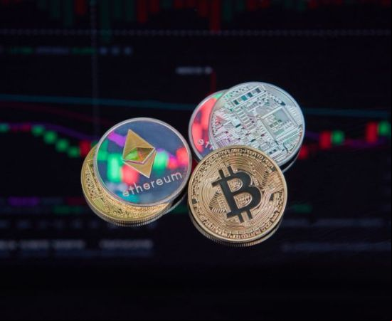 Millones de personas usan sistemas digitales sofisticados desde sus celulares con plena confianza. ¿Por qué no podría ocurrir lo mismo con las criptomonedas? / Canva.