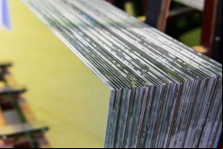 AGP produce vidrio laminado, templado y de blindaje / Bigstock