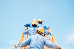 Trabajadores en regasificadora / Banco de imágenes de Unsplash, @solimonster