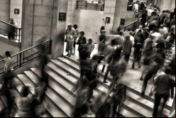 Implementar entrenamientos robustos y periódicos para revisar casos prácticos, situaciones o consultas específicas, es una de las prácticas que se está llevando a cabo entre las empresas, explica la abogada. / José Martín Ramírez - Unsplash.