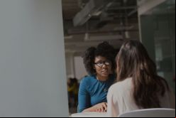 La clave es contar con un canal de denuncia y una persona a quien se dote de autonomía para la aplicación del protocolo y sus correspondientes sanciones. / Unsplash.