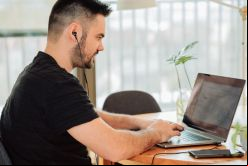 Se estima que el 26 % de los trabajadores tienen jornadas laborales que exceden la actual jornada laboral de 48 horas semanales. / Unsplash.