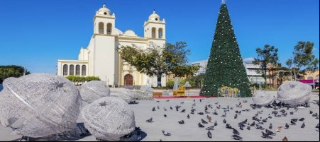 La ciudad de San Salvador en Navidad / Bigstock