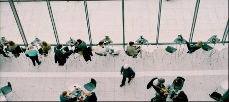 "Darse la oportunidad de conversar temas con colegas tiene ventajas, siempre que se haga un eficiente uso del tiempo" / Bigstock