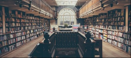 El ambiente solemne de las salas de reuniones de las firmas, sin duda, mejora la experiencia de los estudiantes / Pixabay