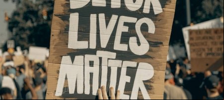 “Estos tiempos necesitan de una postura comprometida en lo legal y político” / Unsplash 