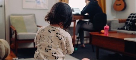 La iniciativa de ley flexibiliza las jornadas para que los teletrabajadores adapten sus esquemas familiares / Unsplash - Charles Deluvio