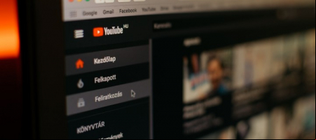 El influenciador debe comunicarle al consumidor la existencia de una relación financiera con la compañía / Unsplash, Szabo Viktor