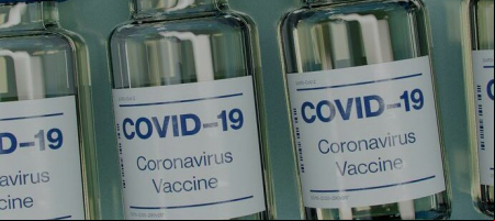 Los colegios profesionales del sector médico y farmacéutico han calificado de prematura la medida que vuelve opcional el uso de mascarilla. / Daniel Schludi - Unsplash.