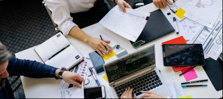 La Resolución General N° 945 de la Comisión Nacional de Valores (CNV) insta a que toda la documentación remitida a la UIF se adecúe a la normativa del regulador del mercado de valores./ Canva.