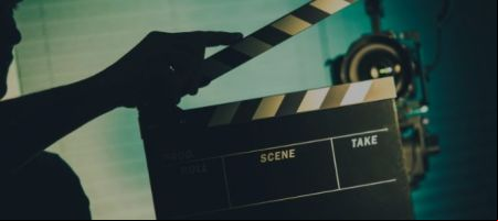 Artistas se movilizan para tratar de hacer más justo el pago de los derechos de autor en las plataformas digitales / Canva.
