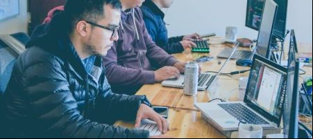 Se está potenciando el vínculo entre stakeholders, mediante una estructura organizativa, con manuales y políticas definidas; lo cual robustece la prestación de servicios que se pretenda realizar. / Álvaro Reyes - Unsplash.