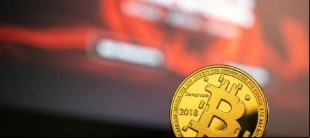 La adopción efectiva del bitcoin como moneda legal venía aparejada en la ley con la expansión de proyectos educativos / Aleksi Räisä - Unsplash