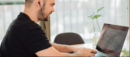 Se estima que el 26 % de los trabajadores tienen jornadas laborales que exceden la actual jornada laboral de 48 horas semanales. / Unsplash.