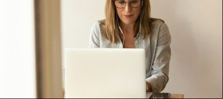 Es necesario que la sociedad asuma que el cuidado en el hogar es una responsabilidad compartida, para poder contrarrestar las dobles jornadas. / Unsplash.