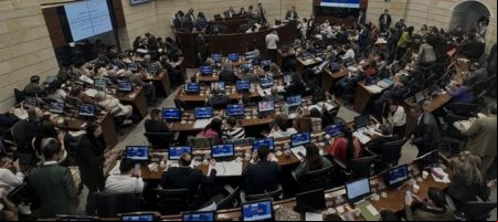 En una demanda presentada ante la Corte Constitucional se señala a la  Cámara de Representantes de haber aprobado el proyecto de reforma pensional sin dejar espacio para el debate y la deliberación que exige la Constitución Política del país./ Tomada de la cuenta de X de la Secretaría del Senado de Colombia.