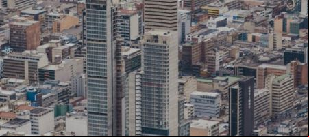  la ley colombiana hoy no prevé un procedimiento que permita acudir a la justicia ordinaria a solicitar medidas cautelares en apoyo de un arbitraje. / Unsplash,  Kobby Mendez.