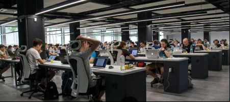 En América Latina y el Caribe, a noviembre de 2023, el 39 % de las mujeres trabajadoras, casi 4 de cada 10, había reportado haber sido víctima de violencia y acoso en el trabajo, según la OIT./ Unsplash Alex Kotliar..