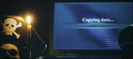 El principio de libre  a la información y al derecho de autor son conceptos fundamentales / Canva