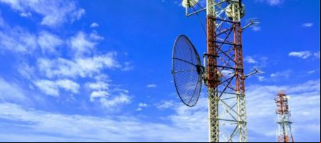 ATP posee, opera y arrienda activos en una amplia cartera de torres de telecomunicaciones, tejados, celdas pequeñas y redes de fibra óptica./ Unsplash - Thiago Santos.