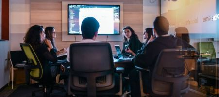 Las inversiones ESG seguirán siendo impulsadas por las preferencias y valores de las generaciones más jóvenes. / EmbedSocial, Unsplash.