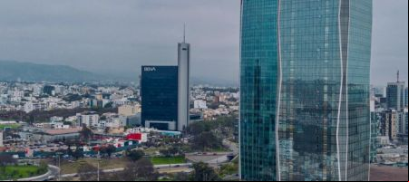 Un efecto negativo se observa en la evolución de los benchmarks utilizados en el mercado de valores. / Canva.