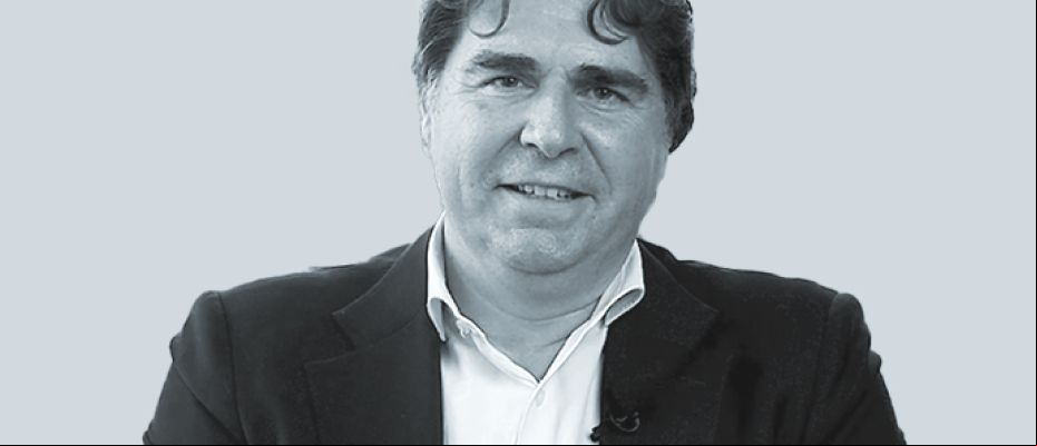 De la Pedraja representa un perfil particularmente interesante en el panorama jurídico internacional.